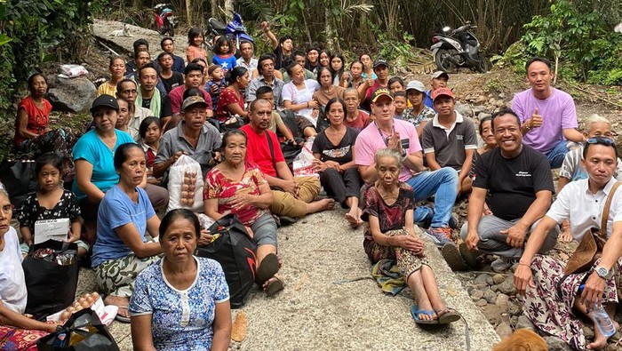 Bertrand Antolin menyerahkan bantuan untuk korban bencana di Bali.