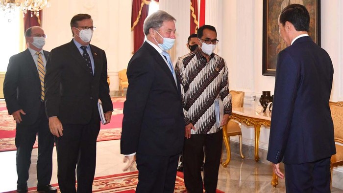 Presiden Joko Widodo menerima kunjungan Presiden Boeing International, Michael Arthur, beserta delegasi di Istana Merdeka, Jakarta, pada Rabu, 2 November 2022.