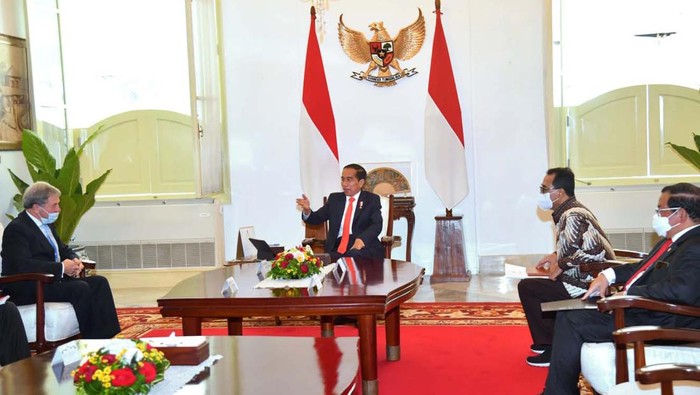 Presiden Joko Widodo menerima kunjungan Presiden Boeing International, Michael Arthur, beserta delegasi di Istana Merdeka, Jakarta, pada Rabu, 2 November 2022.