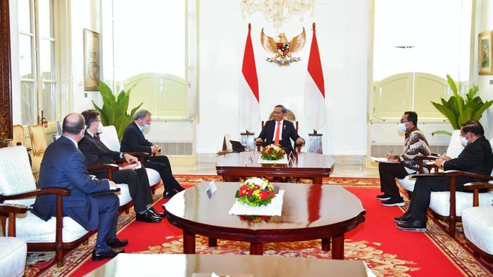 Presiden Joko Widodo menerima kunjungan Presiden Boeing International, Michael Arthur, beserta delegasi di Istana Merdeka, Jakarta, pada Rabu, 2 November 2022.