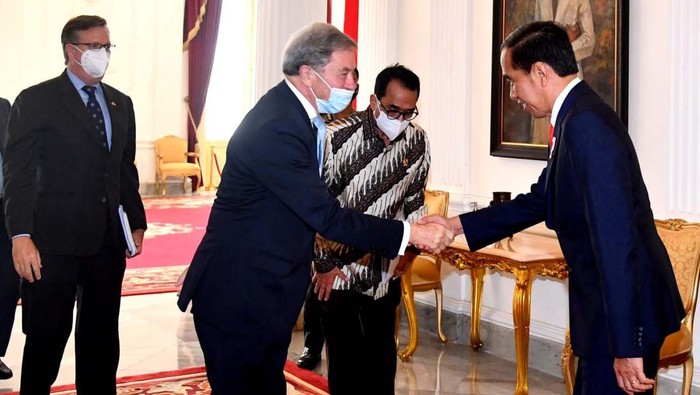 Big Bos Boeing International Menghadap Jokowi, Mau Ngapain? Presiden Joko Widodo menerima kunjungan Presiden Boeing International, Michael Arthur, beserta delegasi di Istana Merdeka, Jakarta, pada Rabu, 2 November 2022.