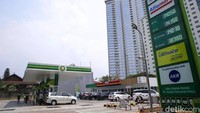 Pengendara mengisi BBM di SPBU BP-AKR, Jakarta, Rabu (2/11/2022).