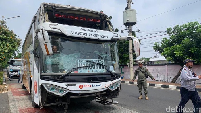 Bus tabrak showroom di Jakarta Timur