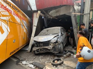 Bus Hiba Utama Sempat Lawan Arah Sebelum Tabrak Showroom di Jaktim