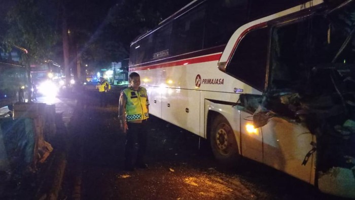 Bus tabrak truk di Tasikmalaya.