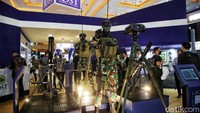 Sejumlah pakaian militer yang canggih juga dipamerkan.