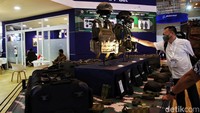 Terlihat juga rompi anti peluru di salah satu stand pameran.