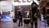Pakaian yang biasa digunakan penjinak bom juga mejeng di Indo Defence 2022 Expo & Forum.