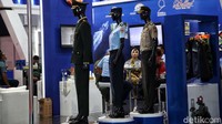 Bahkan pakaian dinas TNI-Polri juga turut dipamerkan.