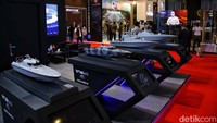 Deretan miniatur kapal perang di salah satu stand pameran.