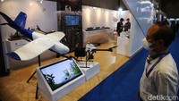 Pengunjung melihat-lihat drone yang dipamerkan di salah satu stand.