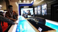 Ada juga miniatur kapal selam di salah satu stand pameran.