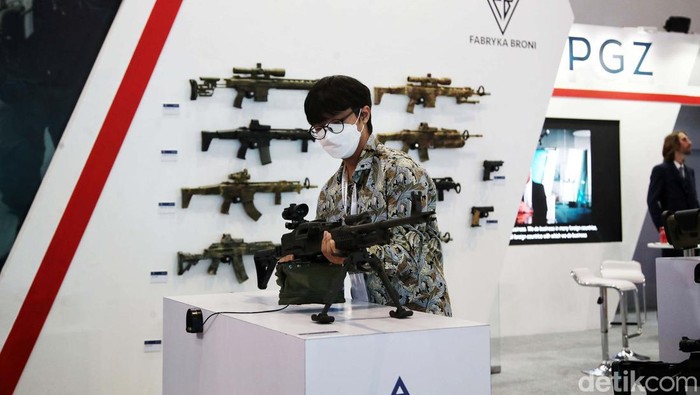 Deretan Senapan hingga Baju Perang di Indo Defence 2022 Indo Defence 2022 Expo & Forum kembali digelar di JIExpo Kemayoran, Jakarta Pusat, Rabu (2/11). Mulai dari kendaraan, senapan hingga baju perang dipamerkan di Indo Defence 2022.