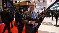 Sejumlah perusahaan alutsista memamerkan senapan perang di Indo Defence 2022 Expo & Forum.