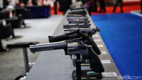 Selain senapan, sejumlah perusahaan alutsista juga memamerkan pistol.