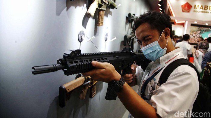 Indo Defence 2022 Expo & Forum kembali digelar di JIExpo Kemayoran, Jakarta Pusat, Rabu (2/11). Mulai dari kendaraan, senapan hingga baju perang dipamerkan di Indo Defence 2022.