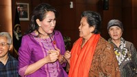 Wakil Ketua MPR Lestari Moerdijat (kanan), Ketua Umum Kowani Giwo Rubianto Wiyogo (kiri), berbincang usai menjadi pembicara forum diskusi Denpasar 12. Kehadiran UU PPRT merupakan bagian instrumen perlindungan bagi pekerja rumah tangga yang membutuhkan dukungan semua pihak. Namun faktanya, RUU PPRT harus melalui jalan panjang dan berliku untuk menjadi Undang-Undang, tanpa kepastian perlindungan, semakin banyak pekerja rumah tangga yang hak-hak dasarnya terabaikan.