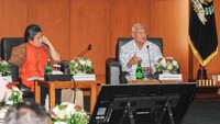 Wartawan Senior Saur Hutabarat (kanan) dan Wakil Ketua MPR Lestari Moerdijat saat menjadi pembicara forum diskusi Denpasar 12 Rancangan Undang-undang Perlindungan Pekerja Rumah Tangga (RUU PPRT). Undang-undang ini penting untuk mewujudkan perlindungan terhadap pekerja rumah tangga sebagai bagian dari upaya menegakkan prinsip hak asasi manusia (HAM).