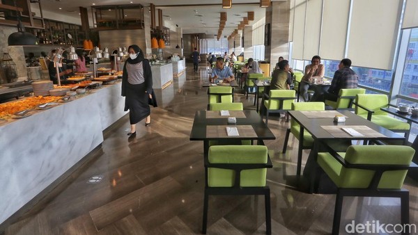 Lokasi hotel sebenarnya berada tepat di depan jalan utama Jalan Gajah Mada. Namun hal ini tak menjadikan suasana hotel berisik ataupun dipenuhi oleh keramaian jalanan. Â Lokasi hotel sebenarnya berada tepat di depan jalan utama Jalan Gajah Mada. Namun hal ini tak menjadikan suasana hotel berisik ataupun dipenuhi oleh keramaian jalanan. Â