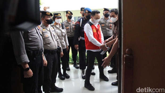 Ekspresi Kuat Maruf-Ricky Rizal saat Kembali Disidang Terdakwa Kuat Maruf dan Ricky Rizal kembali menjalani sidang lanjutan kasus pembunuhan Joshua. Agenda sidang yakni mendengar keterangan saksi dari keluarga korban.