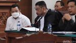 Ekspresi Kuat Maruf-Ricky Rizal saat Kembali Disidang