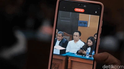 Ekspresi Kuat Maruf-Ricky Rizal saat Kembali Disidang