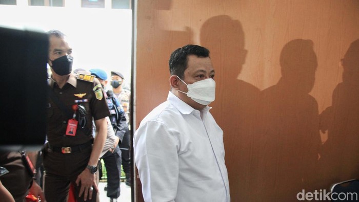 Ekspresi Kuat Maruf-Ricky Rizal saat Kembali Disidang Terdakwa Kuat Maruf dan Ricky Rizal kembali menjalani sidang lanjutan kasus pembunuhan Joshua. Agenda sidang yakni mendengar keterangan saksi dari keluarga korban.