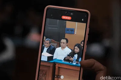Ekspresi Kuat Maruf-Ricky Rizal saat Kembali Disidang