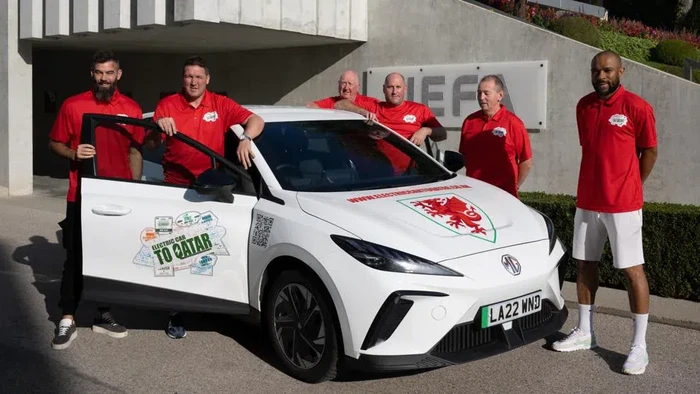 Fans bola Wales ke Qatar yang menggunakan mobil listrik saat tiba di markas UEFA.