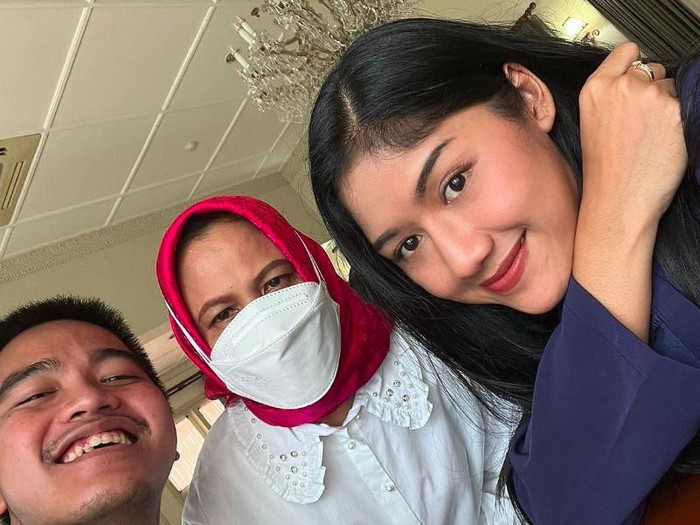 Erina Gudono saat foto bareng dengan ibu Iriana Jokowi.
