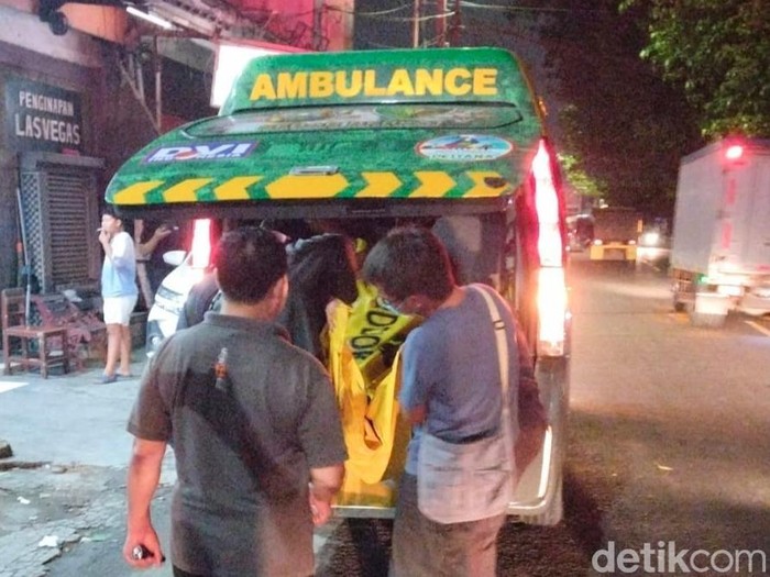 Evakuasi jenazah wanita di sebuah hotel di Medaeng, Sidoarjo