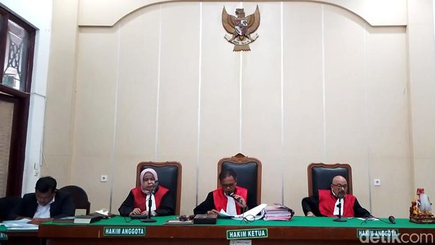 Fakarich dihukum 10 tahun penjara pada sidang putusan kasus Binomo di PN Medan.