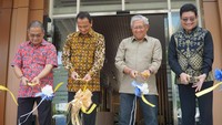 Marketing Director PT Agung Podomoro Land Agung Wirajaya, Komisaris Grand Taruma Harri Montolalu, Chief Operation Officer Kota Kertabumi Heryanto Slamet, dan Head of Marketing Agung Podomoro Land Karawang Emil S Utomo pada peluncuran Premium Clubhouse Kertarajasa dan Taman Kertabumi di Marketing Gallery Kota Kertabumi Karawang, Jawa Barat.