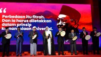 Pembukaan Forum R20 ditandai dengan penabuhan rebana tamborin di atas panggung oleh para tokoh yang hadir. Forum R20 merupakan rangkaian kegiatan Presidensi G20 Indonesia yang mempertemukan pemuka lintas agama dari berbagai negara.