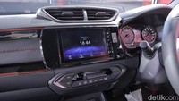Honda WR-V juga didukung layar 4.2 Thin-Film Transistor (TFT) Display pada dashboard untuk menampilkan berbagai informasi saat berkendara seperti fungsi Honda SENSING, rata-rata konsumsi bahan bakar, jarak tempuh perjalanan dan sisa bahan bakar. Layar itu dipadukan dengan display audio touchscreen 7 yang telah dilengkapi berbagai fungsi antara lain Smartphone Connection dan Hands-Free Telephone.