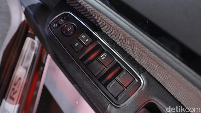 PT Honda Prospect Motor (HPM) resmi meluncurkan SUV kecil terbarunya bernama Honda WR-V. Yuk, lihat lebih dekat foto-fotonya.