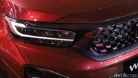 Secara desain, Honda WR-V mengedepankan kesan sporty, utamanya tipe RS. Dari depan, Honda WR-V menghadirkan gril depan yang mengusung desain tesselated bernuansa futuristik dan dilengkapi dengan lampu depan modern dengan aksen chrome berwarna gelap yang sporty.