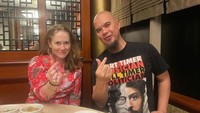 Ahmad Dhani juga menyambut para petinggi politik di restoran miliknya. Salah satunya adalah konsulat jenderal Australia-Surabaya yang dijamunya secara langsung. Foto: Instagram/ahmaddhaniofficial