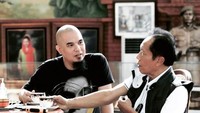 Pejabat politik menjadi tamu spesial yang tak pernah luput dari jamuannya. Bahkan hanya sekadar minum kopi bersama, keduanya asyik membahas tentang sejarah negara Republik Indonesia. Foto: Instagram/ahmaddhaniofficial
