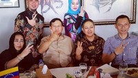 Pada salah satu kesempatan, Ahmad Dhani pernah menyambut Menteri Pertahanan yaitu Prabowo Subianto. Dalam foto yang sama ada sosok Agus Yudhoyono yang hadir dalam jamuan makan tersebut. Foto: Instagram/ahmaddhaniofficial