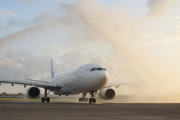 Maskapai penerbangan nasional Garuda Indonesia resmi kembali mengoperasikan penerbangan rute Narita, Tokyo - Denpasar pp yang ditandai dengan penerbangan perdana GA 881 pada Selasa (1/11) dengan menggunakan armada A330-300 berkapasitas 251 penumpang yang terdiri dari konfigurasi 36 kursi bisnis dan 215 kursi ekonomi