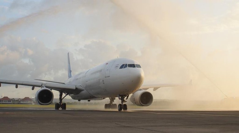 Garuda Indonesia Maskapai penerbangan nasional Garuda Indonesia resmi kembali mengoperasikan penerbangan rute Narita, Tokyo - Denpasar pp yang ditandai dengan penerbangan perdana GA 881 pada Selasa (1/11) dengan menggunakan armada A330-300 berkapasitas 251 penumpang yang terdiri dari konfigurasi 36 kursi bisnis dan 215 kursi ekonomi