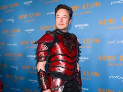 Gaya Elon Musk di Pesta Halloween, Harga Kostumnya Bikin Kaget