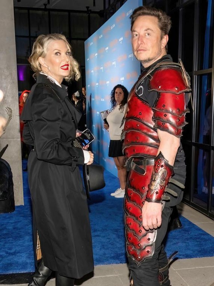 Gaya Elon Musk di Pesta Halloween, Harga Kostumnya Bikin Kaget NEW YORK, NEW YORK - OCTOBER 31: Elon Musk is seen arriving to Heidi Klums 21st Annual Halloween Party at Sake No Hana at Moxy Lower East Side on October 31, 2022 in New York City. (Photo by Gilbert Carrasquillo/GC Images)