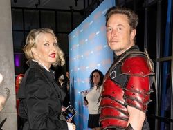 Gaya Elon Musk di Pesta Halloween, Harga Kostumnya Bikin Kaget