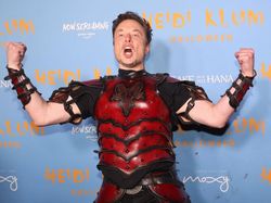 Gaya Elon Musk di Pesta Halloween, Harga Kostumnya Bikin Kaget