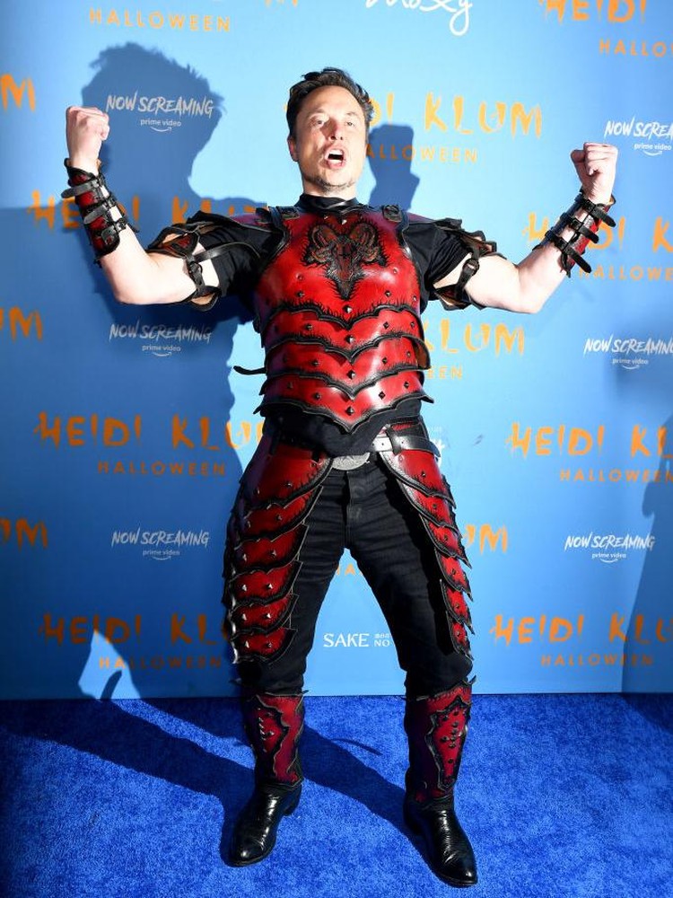 Gaya Elon Musk di Pesta Halloween, Harga Kostumnya Bikin Kaget NEW YORK, NEW YORK - OCTOBER 31: Elon Musk attends Heidi Klums 21st Annual Halloween Party presented by Now Screaming x Prime Video and Baileys Irish Cream Liqueur at Sake No Hana at Moxy Lower East Side on October 31, 2022 in New York City. (Photo by Noam Galai/Getty Images for Heidi Klum)
