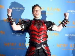 Gaya Elon Musk di Pesta Halloween, Harga Kostumnya Bikin Kaget