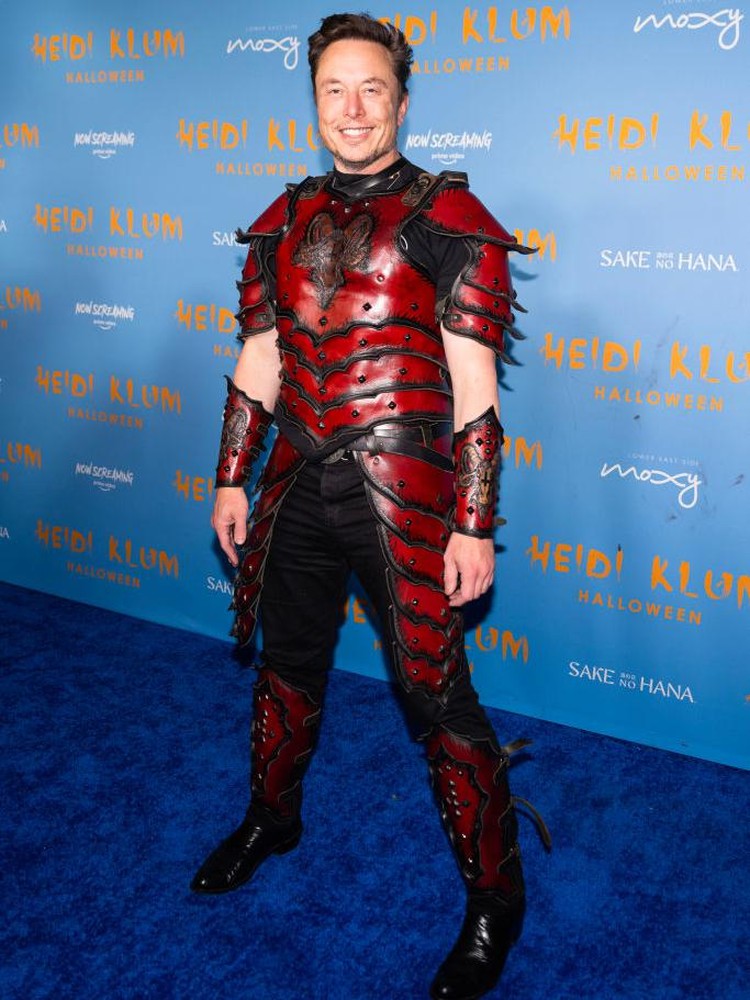 Gaya Elon Musk di Pesta Halloween, Harga Kostumnya Bikin Kaget NEW YORK, NEW YORK - OCTOBER 31: Elon Musk attends Heidi Klums 21st Annual Halloween Party at Sake No Hana at Moxy Lower East Side on October 31, 2022 in New York City. (Photo by Gotham/FilmMagic)
