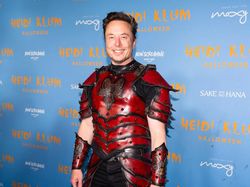 Gaya Elon Musk di Pesta Halloween, Harga Kostumnya Bikin Kaget